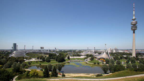 Olympia-Park mit Olympiaturm, Stadion und See in grüner Parkanlage