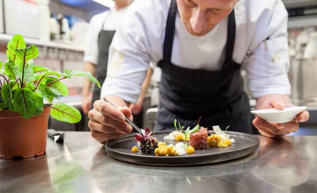 Michelin star chef Maximilian Moser is setting up a filigran dish