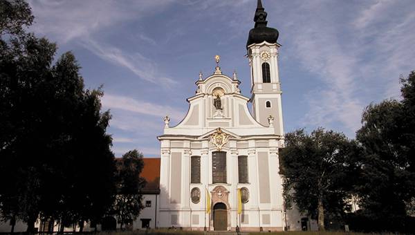 Marienmünster Dießen vor blauem Himmel
