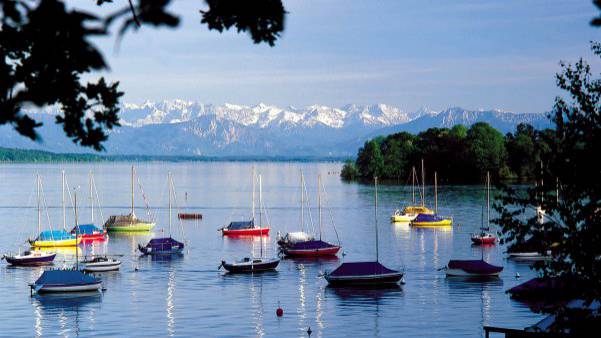 Bunte Segelboote auf Starnberger See