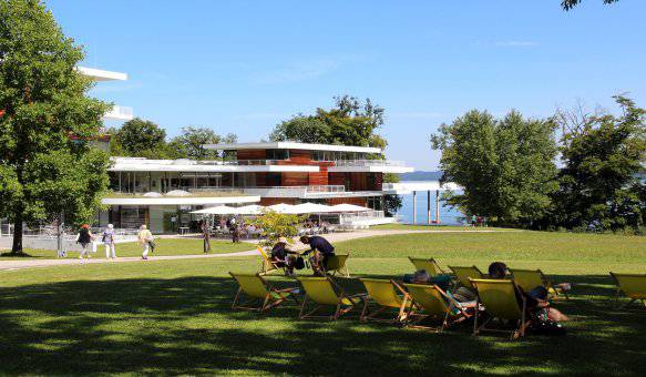 Modernes Gebäude des Buchheim Museums vor Wiese mit Liegestühlen