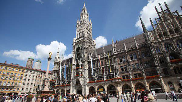 Ansicht Marienplatz mit Rathaus im gothischen Stil