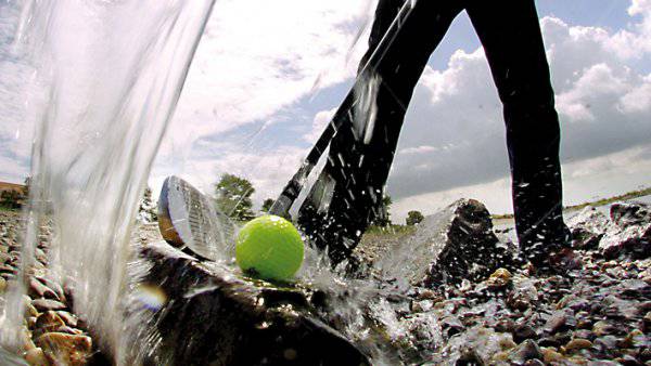 Golfer makes tee out of water