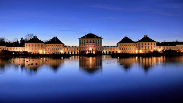 Nachtansich Schloss Nymphenburg mit See