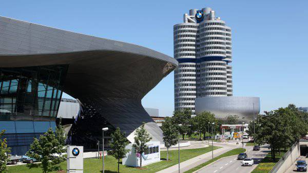 BMW-Welt im Vordergrund, BMW-Tower im Hintergrund