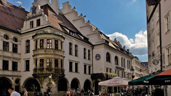 Hofbräuhaus München bei schönem Wetter