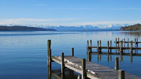 Starnberger See in Bayern bei gutem Wetter