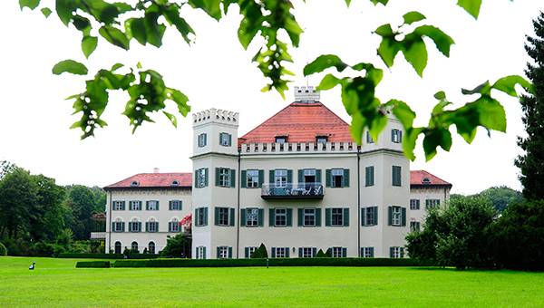 Schloss Possenhofen vor grüner Wiese