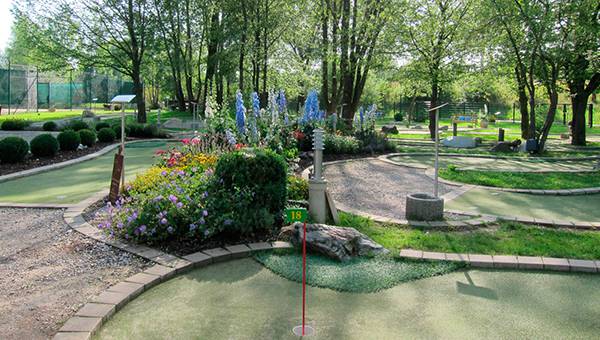 Minigolfparcours in grüner Umgebung