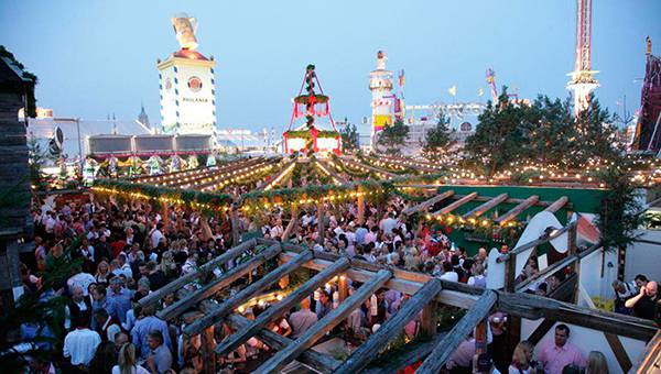 Blick auf Theresienwiese mit Oktoberfest