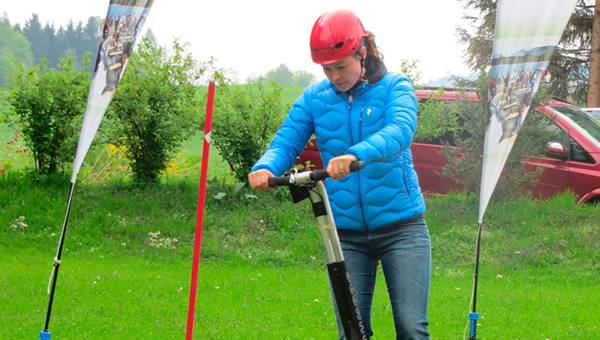 Frau umfährt auf Segway kleine Hindernisse