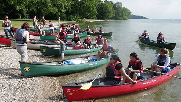 Am Ufer des Starnberger Sees legen viele Kanus an nach Teambuilding-Event