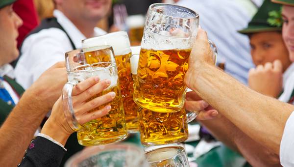 People are toasting with beer mugs