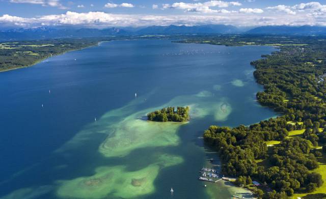 Ansicht Starnberger See von oben mit Roseninsel vor Feldafing