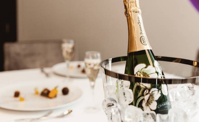 Champagner-Flasche in Kühlung vor Gerichten im Gourmetrestaurant Aubergine