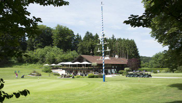 Golfclub Tutzing mit Putting Green und Maibaum