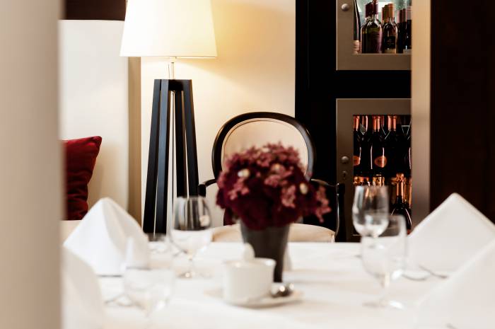 Eingedeckter Tisch mit Blumen im Restaurant Oliv's