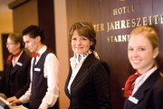 Rezeption  im Hotel Vier Jahreszeiten Starnberg