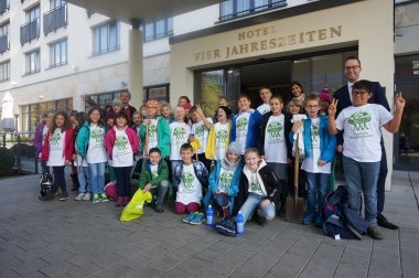 Kinder pflanzen über 100 Bäume gegen Klimawandel, Bild 1/1