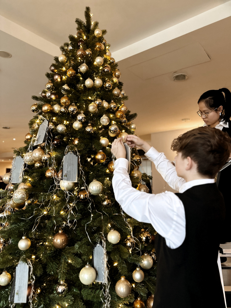 Weihnachtsbaum im Hotel Vier Jahreszeiten Starnberg
